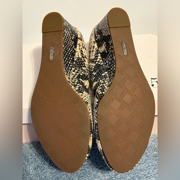 Vionic Snakeskin Patterned Wedge Heels - Picture 7 of 15